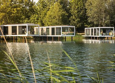 Logement de vacances au-dessus de l'eau dans un beau parc
