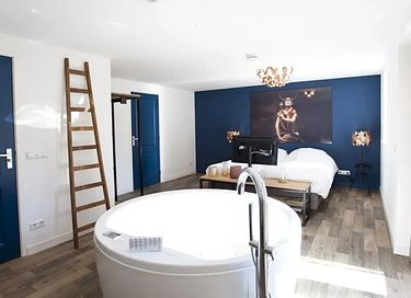 Studio (2p) avec bain à remous romantique