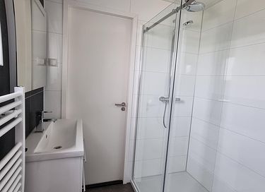 Modern vakantiehuis op park aan het water - 10