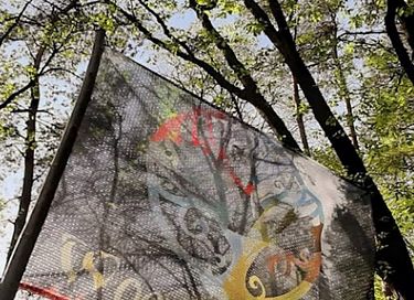 Einzelner Zirkuswagen im Wald - 35