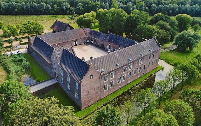 B&B in beautiful Limburg castle - 1