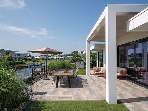 Luxe villa aan het water met omheinde tuin - 3