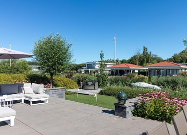 Luxury waterfront villa with garden - 25