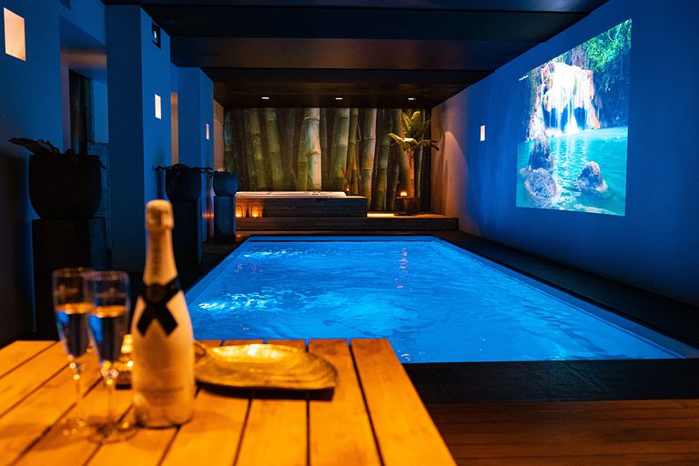 Night in a private spa with large pool - 1