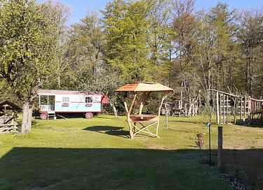 Spend the night in a colorful circus wagon - 14