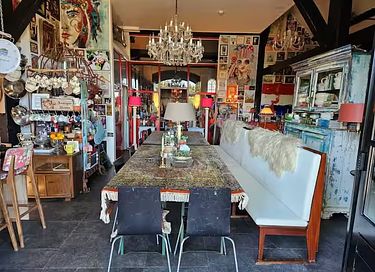 A Colorful Stay in a Historical Farmhouse - 17