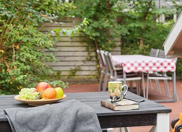 Vakantiehuis omgeven door groen met terras - 12