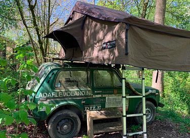 Ruime tent op het dak van een jeep - 3
