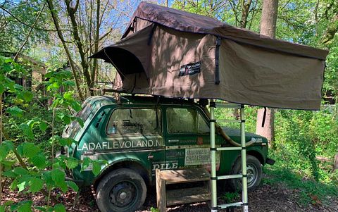 Ruime tent op het dak van een jeep - 3