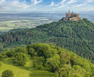 5 pernottamenti speciali in Germania

Wacht — "overnachtingen" moet "notti" worden? De vaste term is overnachting => notte.

5 notti speciali in Germania