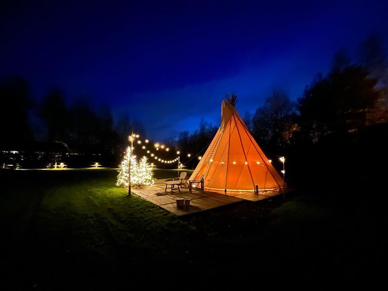 Slapen in een romantische tipi met hottub - 1