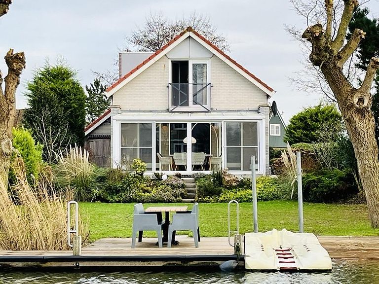 Attractive waterfront holiday home - 1