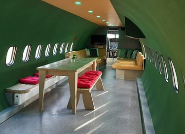 Schlafen in einem Flugzeug mit Kontrollturm - 4