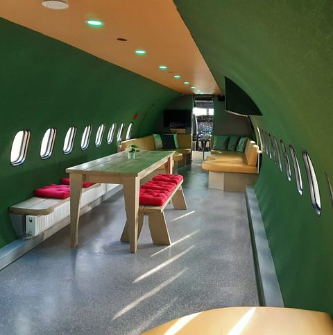 Schlafen in einem Flugzeug mit Kontrollturm - 4