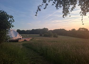 Entspannen Sie sich in diesem Glampingzelt
