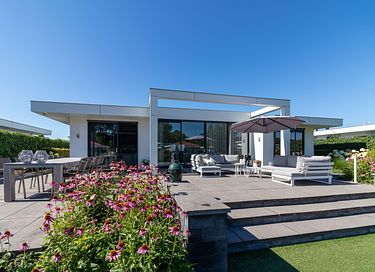 Luxury waterfront villa with garden - 26