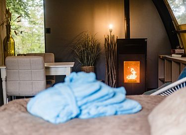 Luxuriöse Glampingzelt mit Badefass am Wasser - 5