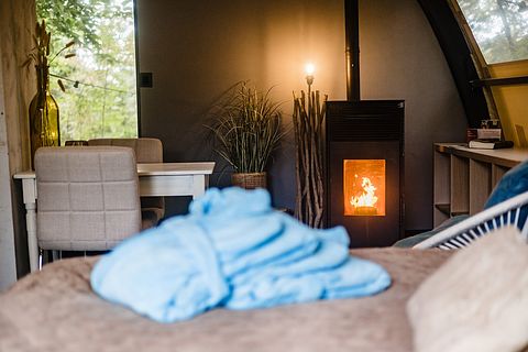 Luxuriöse Glampingzelt mit Badefass am Wasser - 5