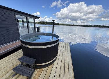 Bateau fluvial avec bain à remous sur l'eau