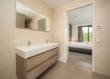 Villa moderne sur l'eau (8 personnes) avec climatisation - 11