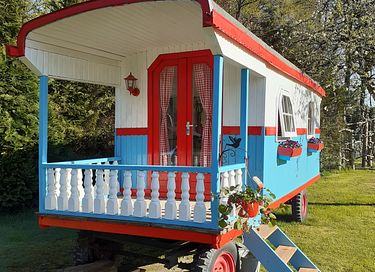 Spend the night in a colorful circus wagon - 8