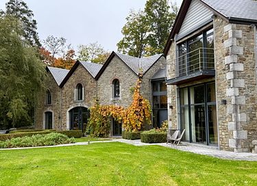 Résidence familiale de luxe avec piscine intérieure privée