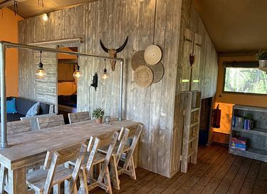 Ingerichte safaritent met privé hottub - 11