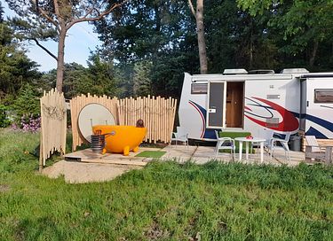 Sleeping in a vintage camper with hot tub - 2