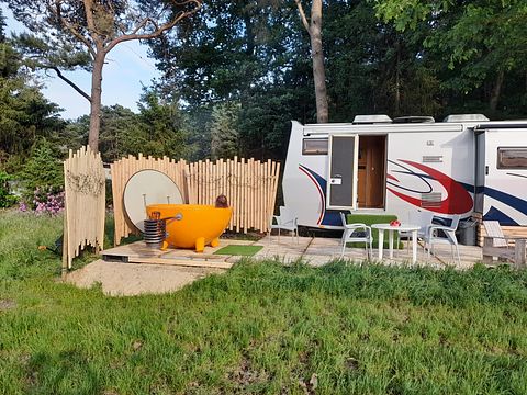 Sleeping in a vintage camper with hot tub - 2
