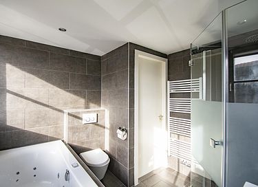 Attractive vacation home with whirlpool - 17