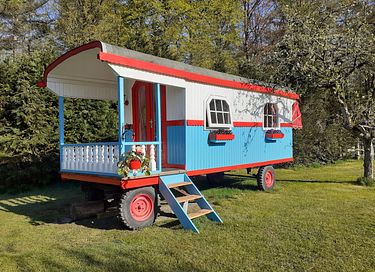 Spend the night in a colorful circus wagon - 1
