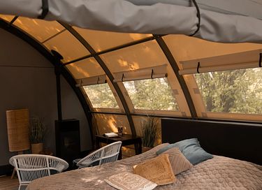 Luxuriöse Glampingzelt mit Badefass am Wasser - 8