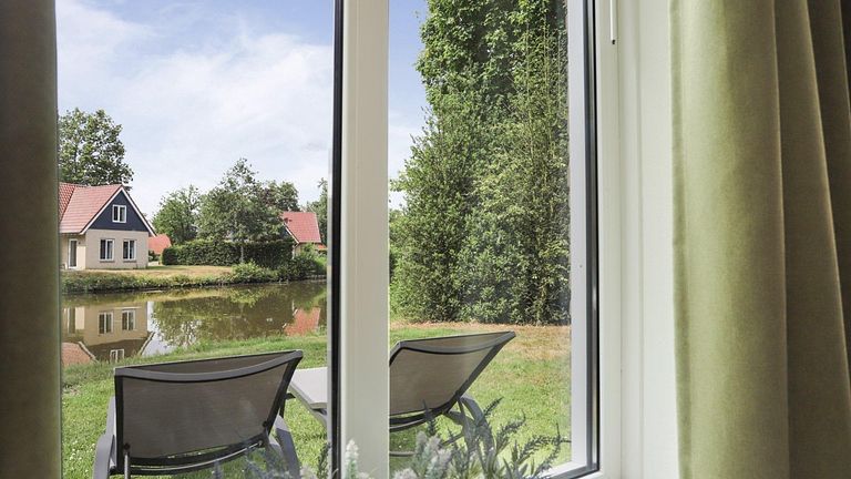 Ruime vakantiewoning aan het water in Drenthe - 1
