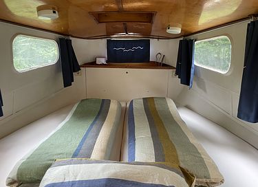 Spending the night in a cabin boat - 6