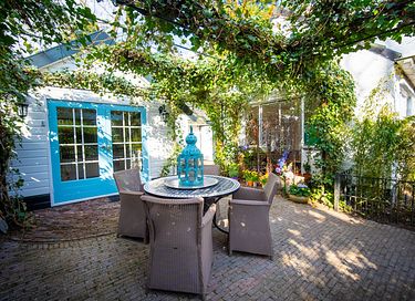 Nature cottage with private sauna in Laren - 1