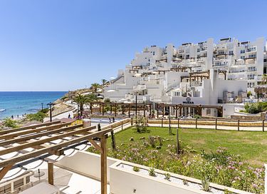 Luxury apartment with sea view on the beach - 10