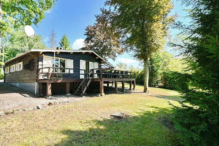 Chalet en bois au milieu de la forêt - 1