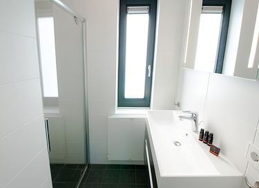 Vakantiehuis vlakbij het water met terras - 9