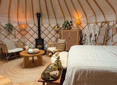 Une yourte équipée d'un poêle à bois et offrant tout le confort d'une suite d'hôtel - 12