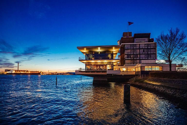 Hotel met uitzicht op de Nieuwe Maas - 1