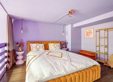 Stilvoll übernachten in einer violetten Oase - 30