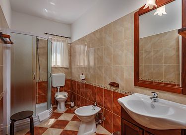 Large villa with private pool and spacious garden - 16