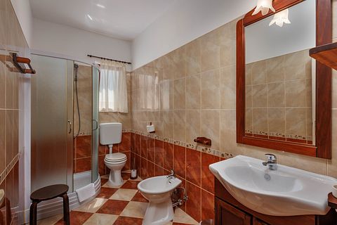 Large villa with private pool and spacious garden - 3
