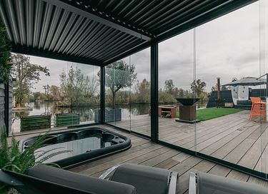 Tiny House by the water with private jacuzzi - 2