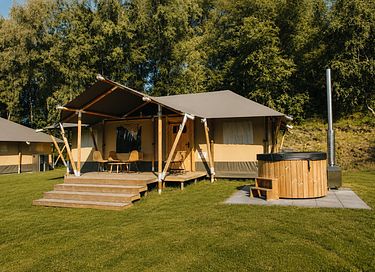 Glamping-hytte med privat spabad