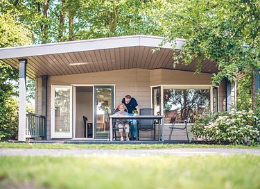 Bungalow with spacious porch on green park - 2