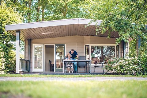 Bungalow with spacious porch on green park - 2