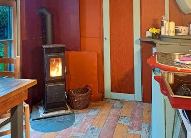tiny house colorée dans le verger - 5