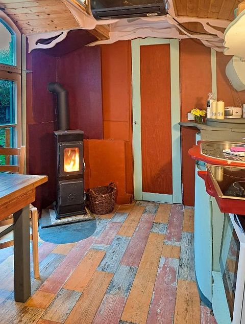 tiny house colorée dans le verger - 5