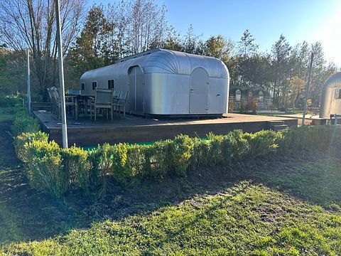 Retro caravan met groot terras - 4